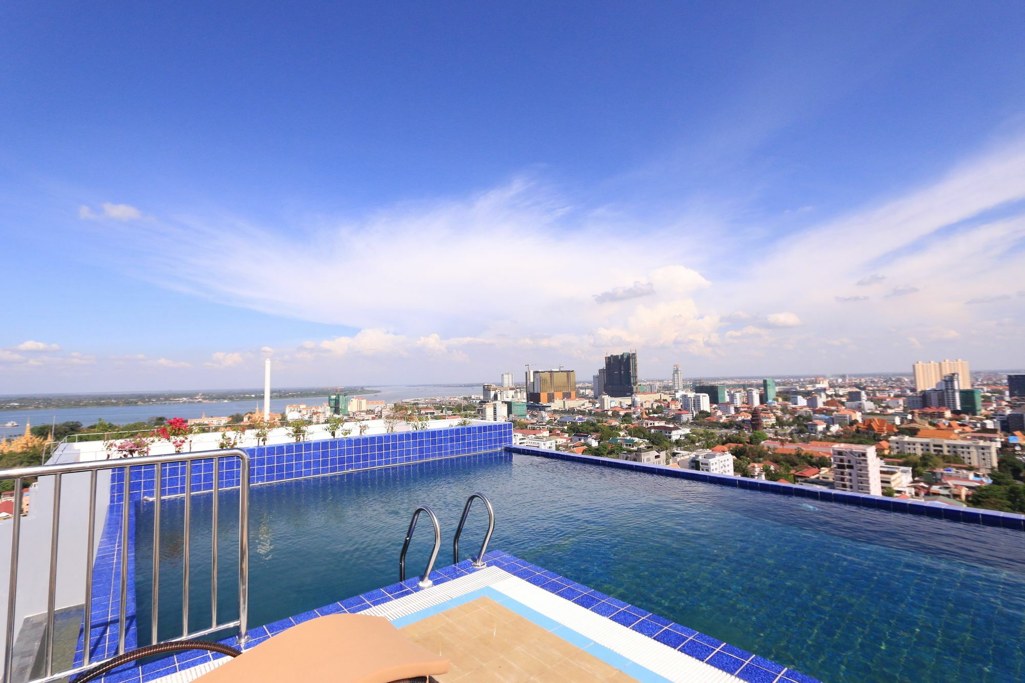 Eastland Hotel & Apartment بنوم بنه المظهر الخارجي الصورة