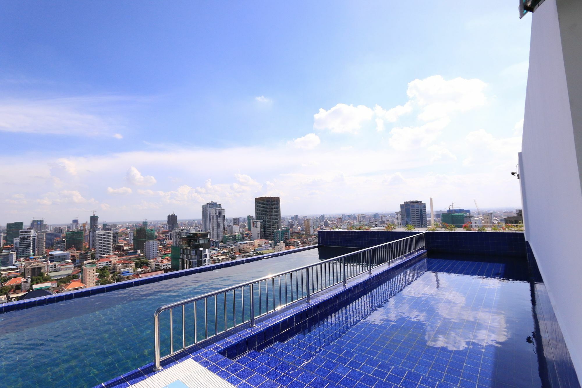Eastland Hotel & Apartment بنوم بنه المظهر الخارجي الصورة