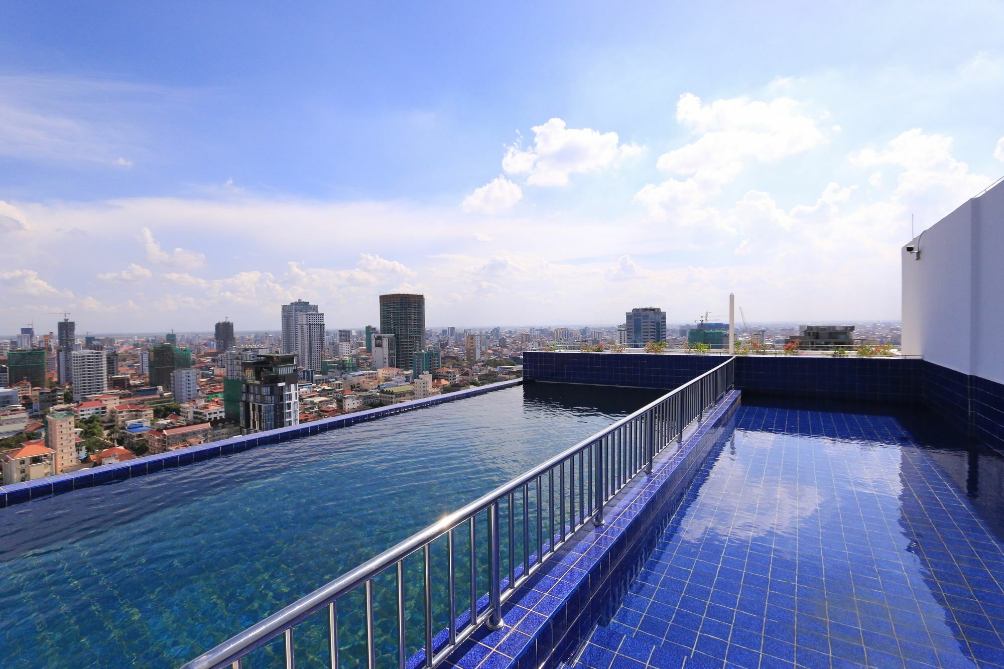 Eastland Hotel & Apartment بنوم بنه المظهر الخارجي الصورة