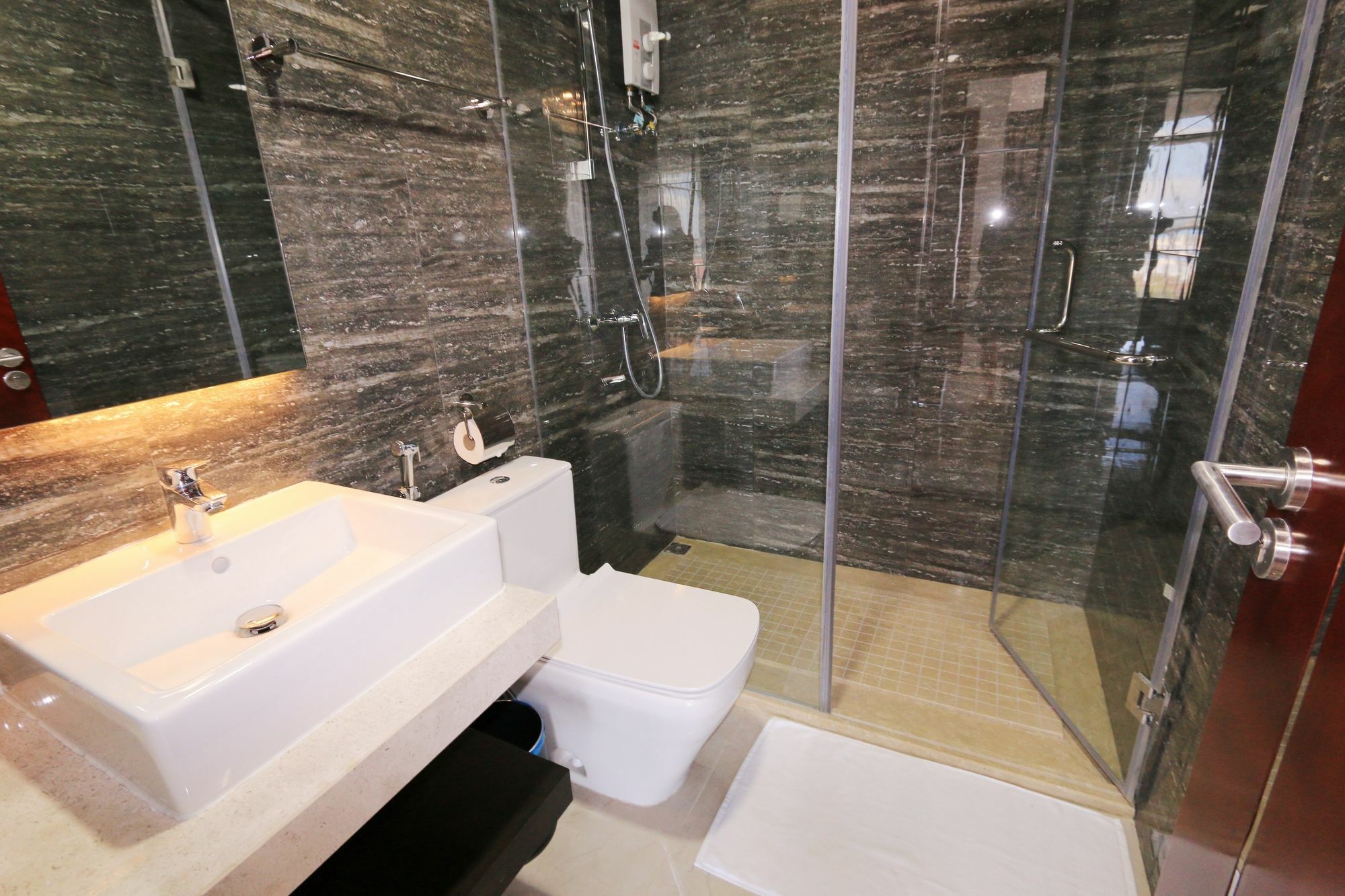 Eastland Hotel & Apartment بنوم بنه المظهر الخارجي الصورة