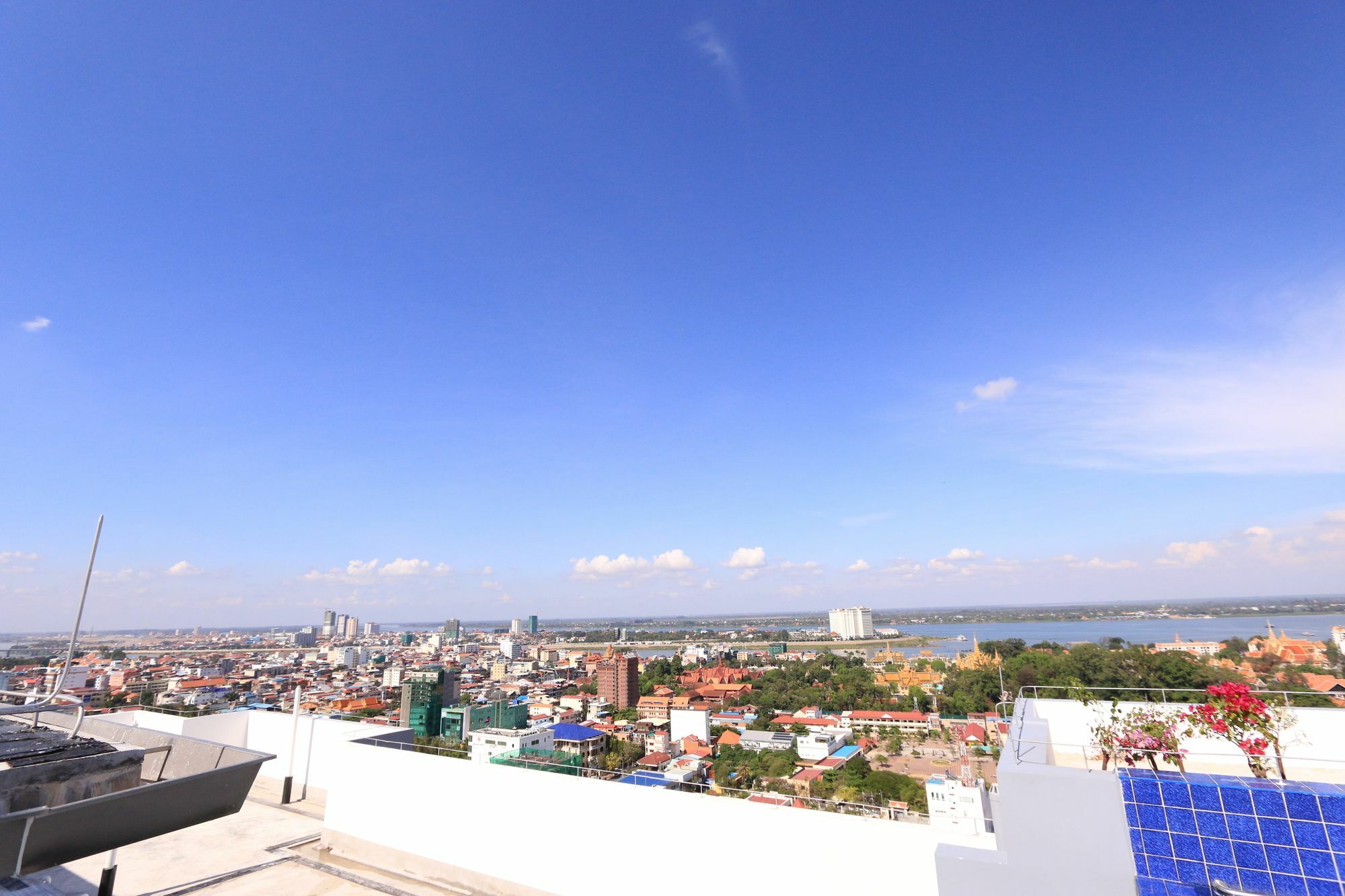 Eastland Hotel & Apartment بنوم بنه المظهر الخارجي الصورة
